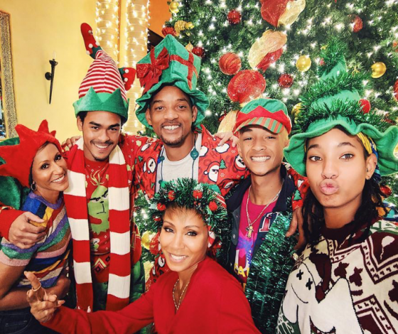 Это нужно видеть: звезды в смешных рождественских нарядах