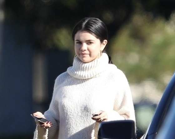 Все время посвящает себе! Селена Гомес сходила в церковь