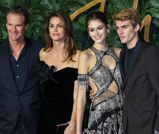 Лучшая команда поддержки! Кайя Гербер с семьей на British Fashion Awards