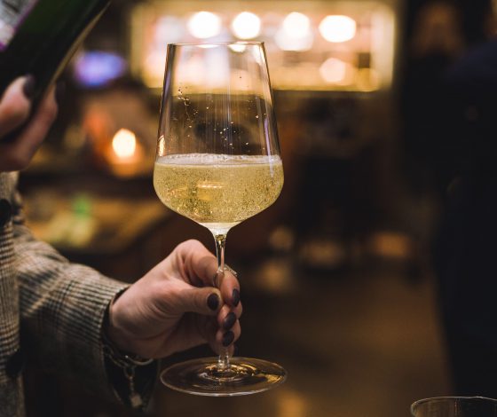 Ресторан Simple Wine&Bar: шампанское в подарок