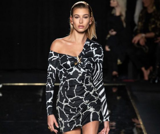 Редкий выход! Хейли Болдуин на показе Versace