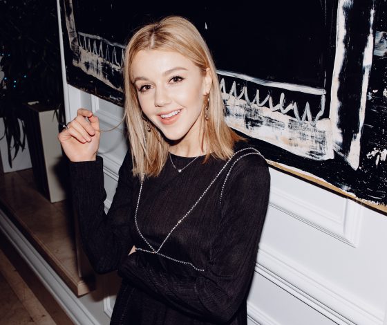 Юлианна Караулова, Сати Казанова и Юлия Барановская на открытии галереи дизайнерских елок