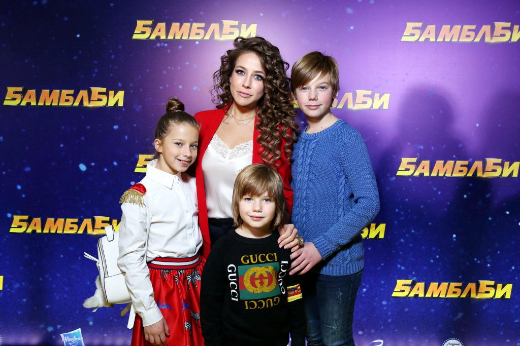 Юлия Барановская с детьми Яной, Арсением и Артемом