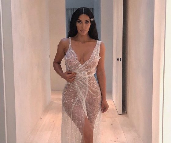 А Канье одобрил? Ким Кардашьян выложила фото в прозрачном платье на голое тело