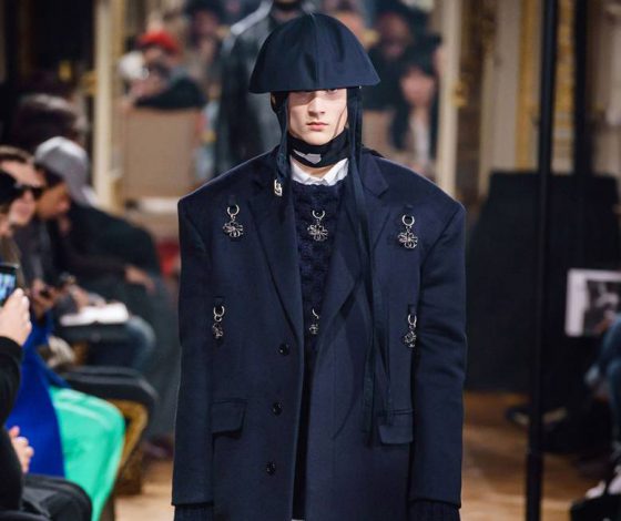 Почему твоему парню нужно черное пальто в пол? Показывает Raf Simons!