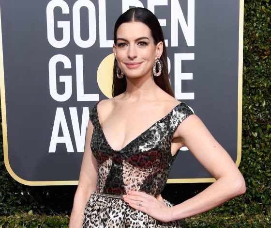 Какие средства положить в косметичку, чтобы выглядеть отдохнувшей? Лайфхаки Энн Хэтэуэй