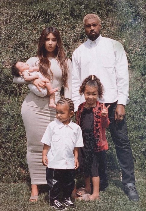 Канье Уэст и Ким Кардашьян с детьми / @kimkardashian