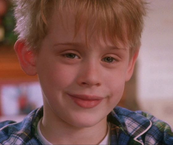 Лучшая пародия на «Один дома»! Блогер защищает дом с помощью… фокусов