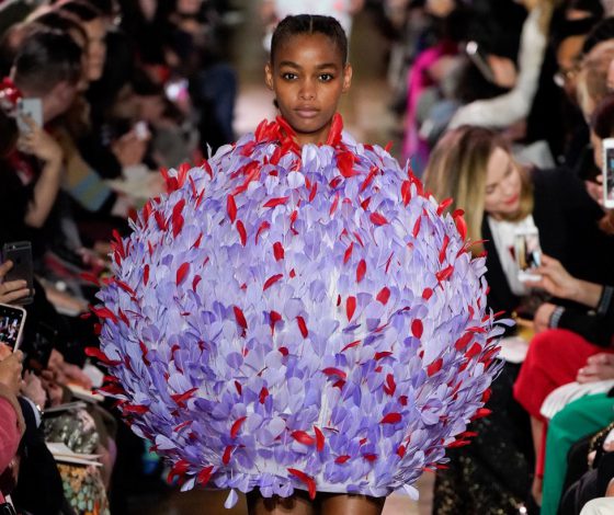 Кутюрная Неделя моды началась! Смотри очень яркий показ Schiaparelli здесь!