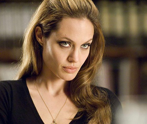 Где купить идеальную футболку? У любимой марки Анджелины Джоли