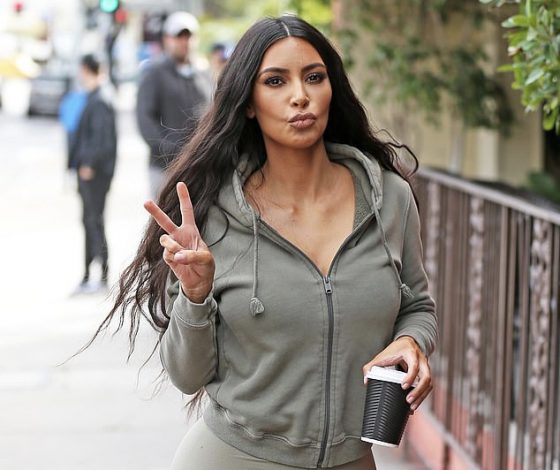 Горяча! Ким Кардашьян в обтягивающих леггинсах спешит на ланч