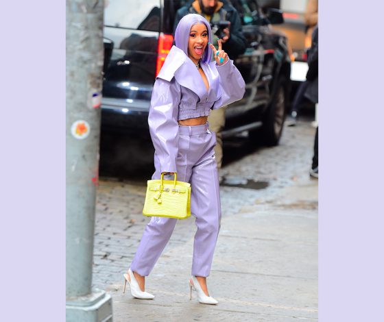 Лук дня: Карди Би в сиреневом костюме и с сумкой за 4,5 миллиона!