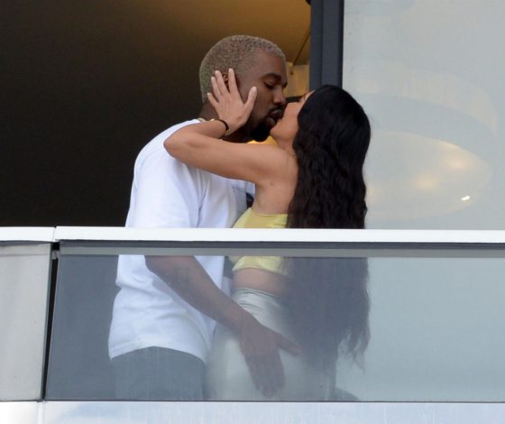 Не скрывают чувств! Ким и Канье целуются на людях