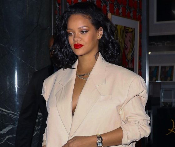 Наконец-то! Рианна в красивом платье и на каблуках