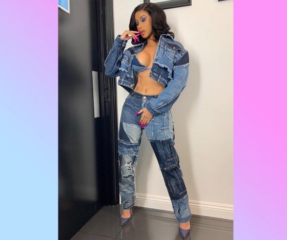 Видео дня: Карди Би в машине без джинсов, потому что они «врезались в pussy»