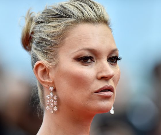 В своём стиле: Кейт Мосс исполнилось 45, а она гуляет по Парижу с бойфрендом на 15 лет младше