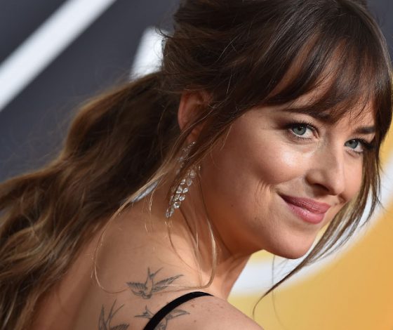 В стиле Дакоты Джонсон: свитшот как у актрисы можно купить меньше, чем за 3 тысячи рублей!