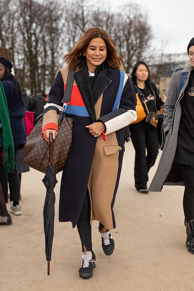 Багажные сумки (в данном случае Louis Vuitton) - это очень модно. Теперь с ней можно ездить не только в аэропорт. Носи ее с объемным пальто, как австралийский стилист Кристин Центенера