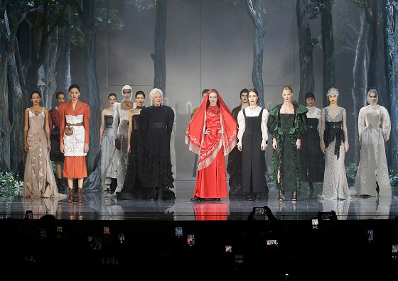 Светлана Ходченкова и Наталья Водянова на кутюрном показе Ulyana Sergeenko. Смотри все фото здесь!