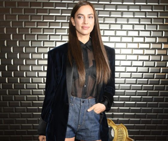 Какие ноги! Ирина Шейк в мини-шортах на модном показе