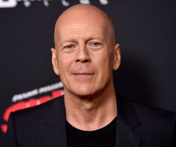 Тяжелобольного Брюса Уиллиса заметили на прогулке