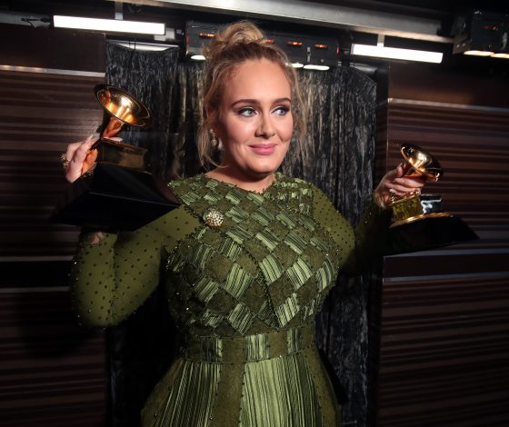 В Сети запустили флешмоб в честь Адель. С пельменями, яйцами и кроссовками…