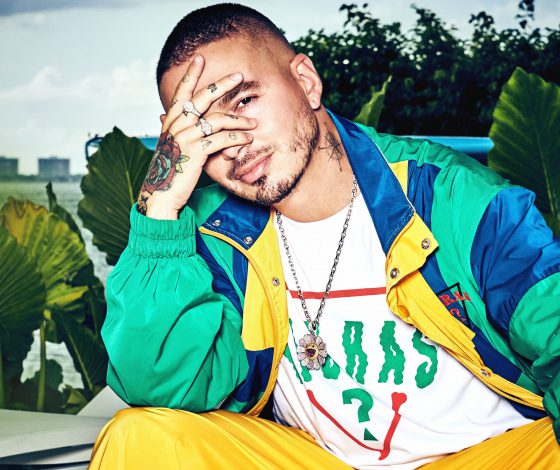 Яркий и практичный гардероб на весну: спортивные костюмы, свитшоты и футболки с принтами