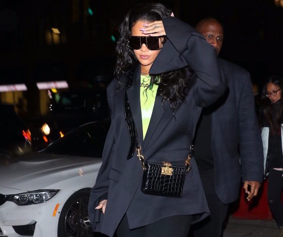 Уже лучше. Новый выход Рианны в Нью-Йорке: на певице неон!