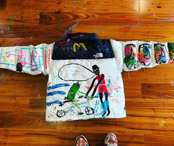 Эти пуховики разрисовывают... велосипедом. И это ОЧЕНЬ круто!