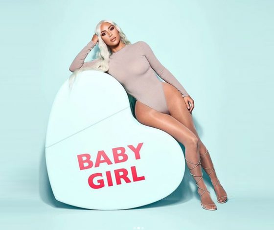 Нет. Нет. Нет. Ким Кардашьян в телесных колготках и босоножках…