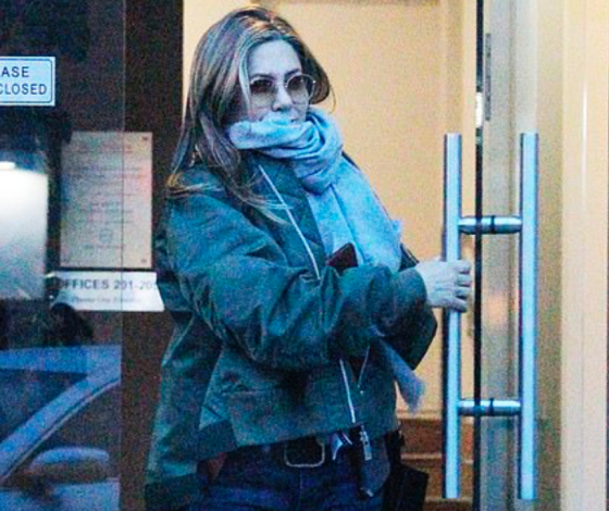 Прекрасно выглядит! Дженнифер Энистон вернулась после каникул