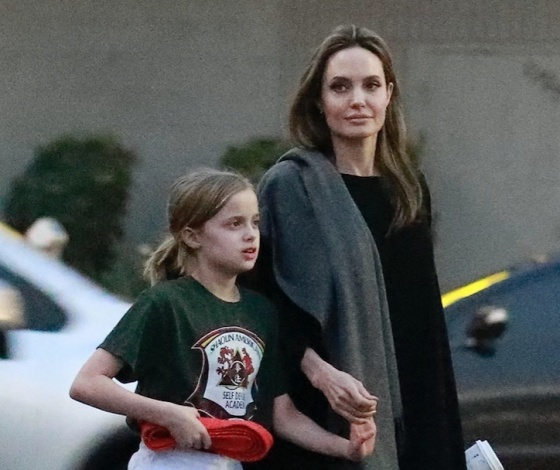 Снова в черном: Анджелина Джоли гуляет с дочкой