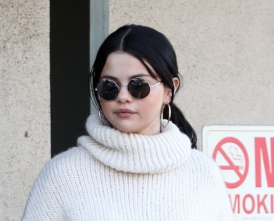 Отлично выглядит! Сразу два новых выхода Селены Гомес