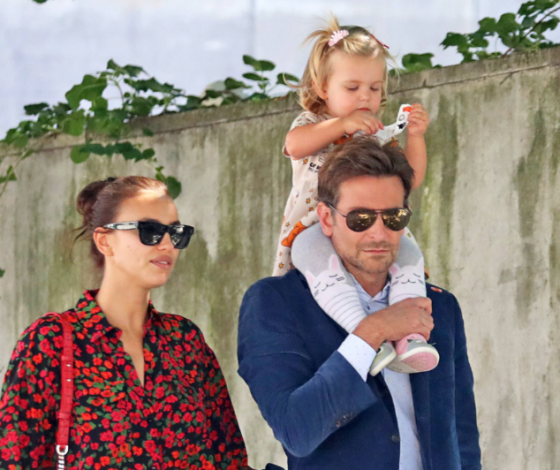 Все время семье! Брэдли Купер на прогулке с дочкой