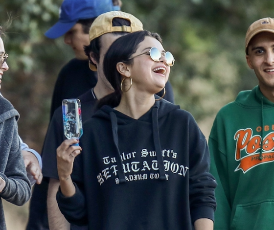 Постоянно с друзьями! Новый выход Селены Гомес