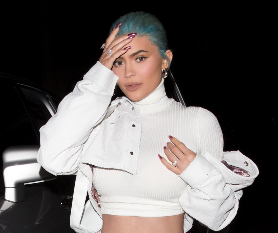 Они поженились? Новый выход Кайли Дженнер с кольцом на том самом пальце