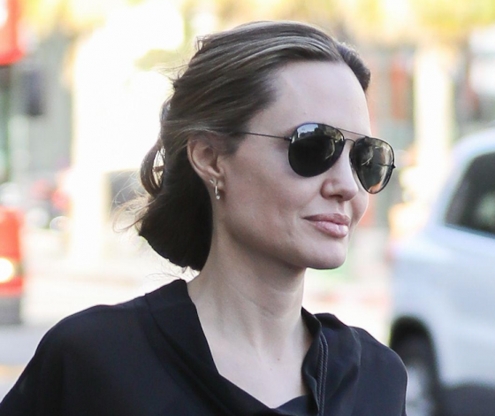 Какая худая! Новый выход Анджелины Джоли с детьми