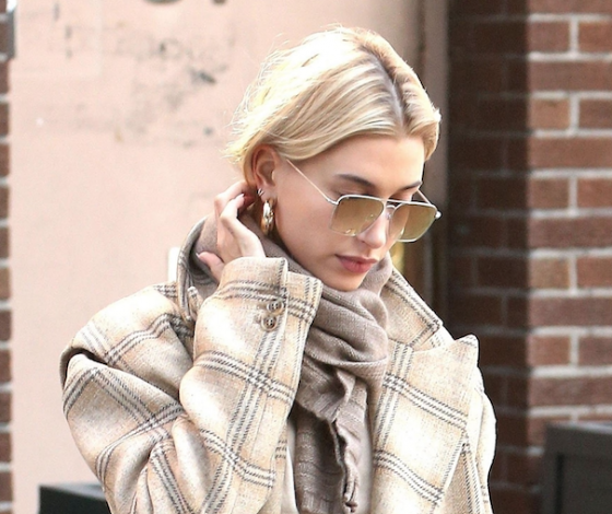 Вся в бежевом! Новый выход Хейли Бибер