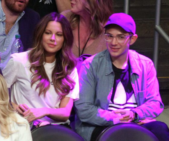 Какой Пит Дэвидсон? Кейт Бекинсейл проводит время со своим ассистентом!