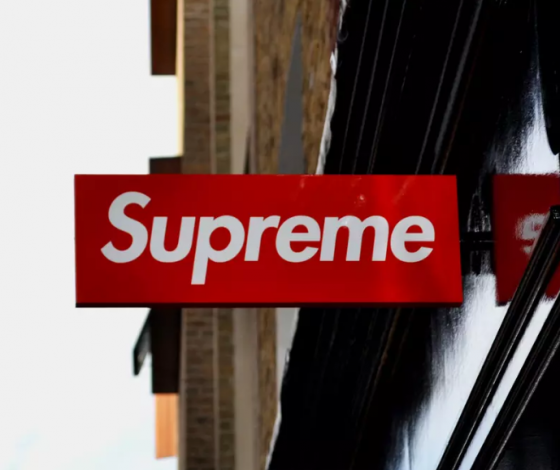 Смело! Парень украл вывеску лондонского Supreme и снял ее в клипе