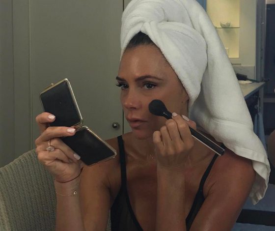 Цифра дня: сколько стоит крем для лица Виктории Бекхэм? Он, кстати, сделан из ее крови