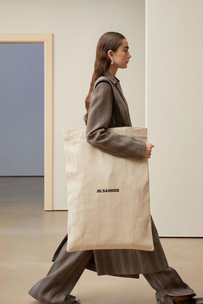 А это сумка нашей мечты. из новой коллекции Jil Sander. В нее может уместиться все необходимое на неделю вперед. Носи ее с длинным пальто, тренчем или платьем.