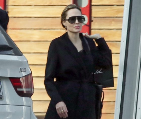 Вся в черном и на каблуках: новый выход Анджелины Джоли с детьми