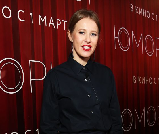 Ксения Собчак, Максим Виторган и Виктория Исакова на премьере дебютного фильма Михаила Идова «Юморист»