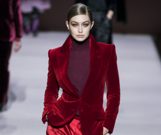 Джиджи Хадид в 2019 Vs. Гвинет Пэлтроу в 90-х: кому костюм Tom Ford идет больше?