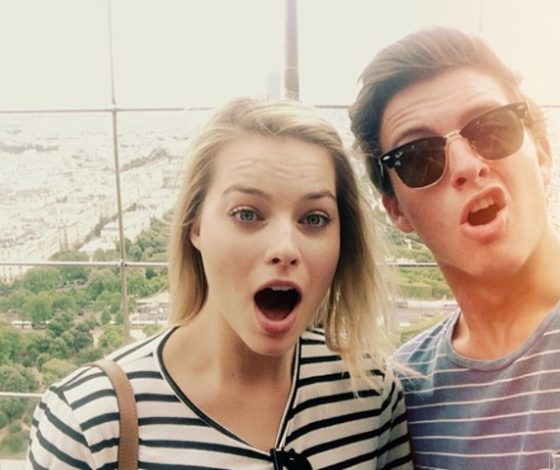 А он красавчик! Брат Марго Робби впервые на подиуме