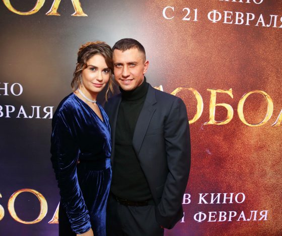 У них и правда все хорошо: Павел Прилучный и Агата Муцениеце пришли вместе на премьеру фильма 