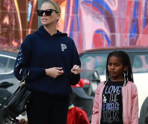 Шарлиз Терон на прогулке с детьми: теперь ее сын в розовом!