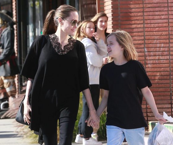 Она сияет! Анджелина Джоли гуляет с дочкой по магазинам