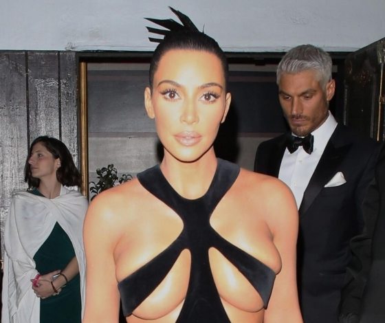 А Ким-то голая! Даже у Ратаковски нет такого платья!